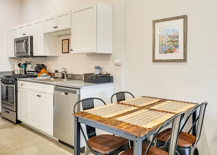 1 Mi To Arizona Stadium Charming Condo! Holiday home Tucson