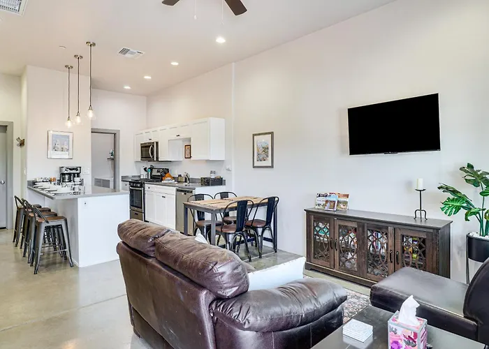 1 Mi To Arizona Stadium Charming Condo! Holiday home Tucson