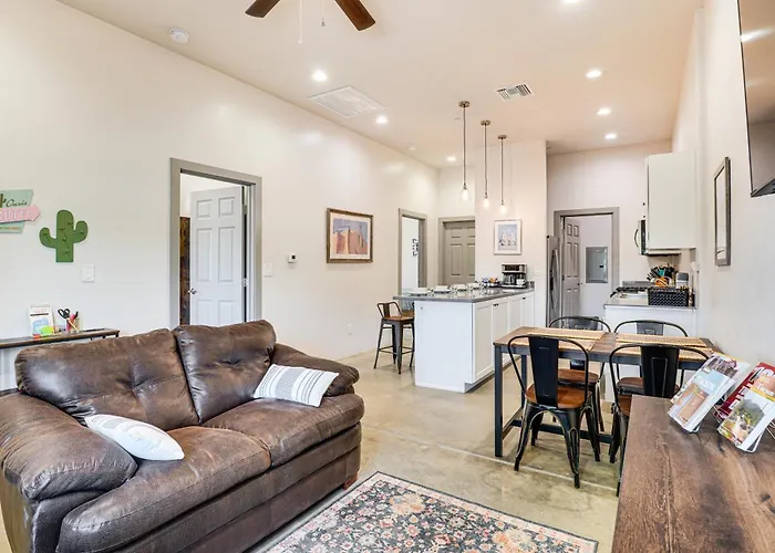 Holiday home 1 Mi To Arizona Stadium Charming Condo!